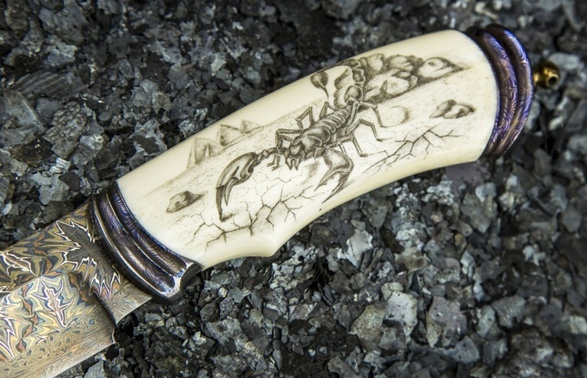Авторский нож «Скорпион» (мозаичный дамаск с никелем, рукоять клык моржа, больстер мозайка) художественное оформление рукояти "скримшоу" - фото №1