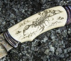 Авторский нож «Скорпион» (мозаичный дамаск с никелем, рукоять клык моржа, больстер мозайка) художественное оформление рукояти "скримшоу" - фото №1