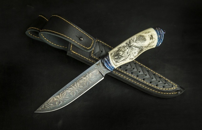 Авторский нож «Фрегат» (мозаичный дамаск с никелем, рукоять клык моржа, больстер мозайка) художественное оформление рукояти скримшоу, сцена «Тайга» - фото №3