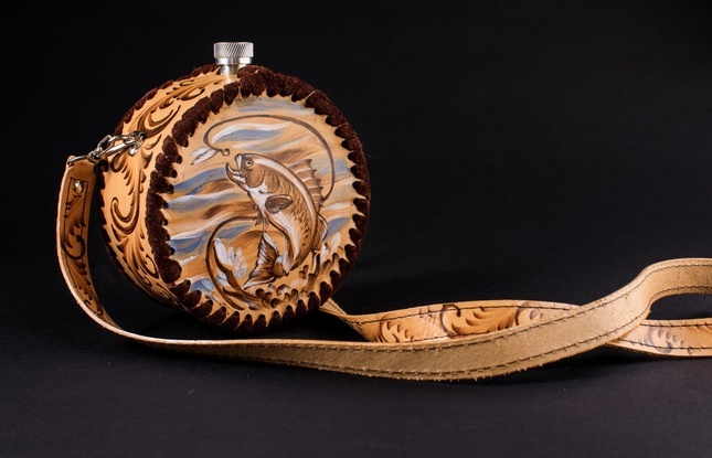 Фляжка 700 мл. круглая с ремнем - фото №1