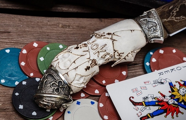 Нож «Джокер Эксклюзив» (мозаичный дамаск никелированный, ручная резьба рог лося, литье мельхиор) - фото №3