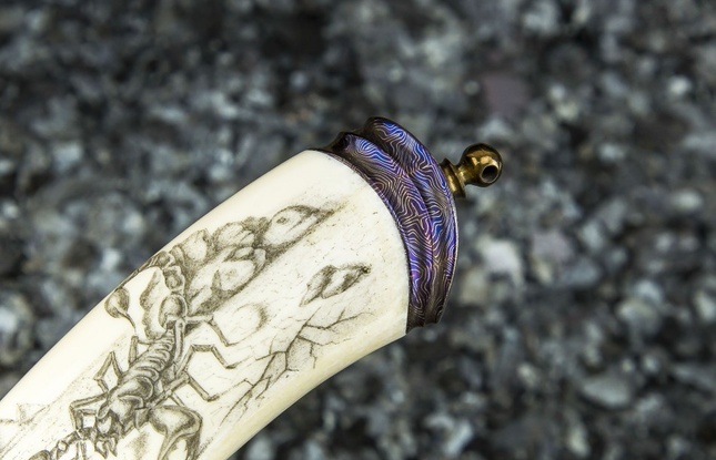 Авторский нож «Скорпион» (мозаичный дамаск с никелем, рукоять клык моржа, больстер мозайка) художественное оформление рукояти "скримшоу" - фото №3