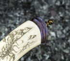 Авторский нож «Скорпион» (мозаичный дамаск с никелем, рукоять клык моржа, больстер мозайка) художественное оформление рукояти "скримшоу" - фото №3