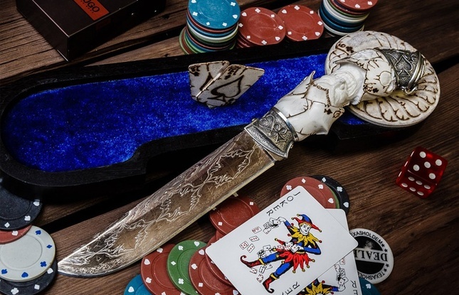 Нож «Джокер Эксклюзив» (мозаичный дамаск никелированный, ручная резьба рог лося, литье мельхиор)