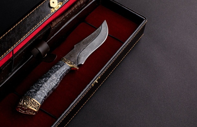 Подарочный нож «Клык 2» (дамасская сталь, акрил) в футляре - фото №2